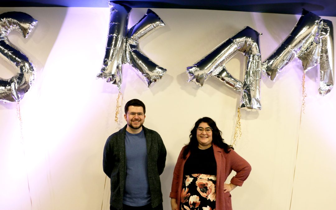 Hannah and Logan standing infront of SKAM balloons